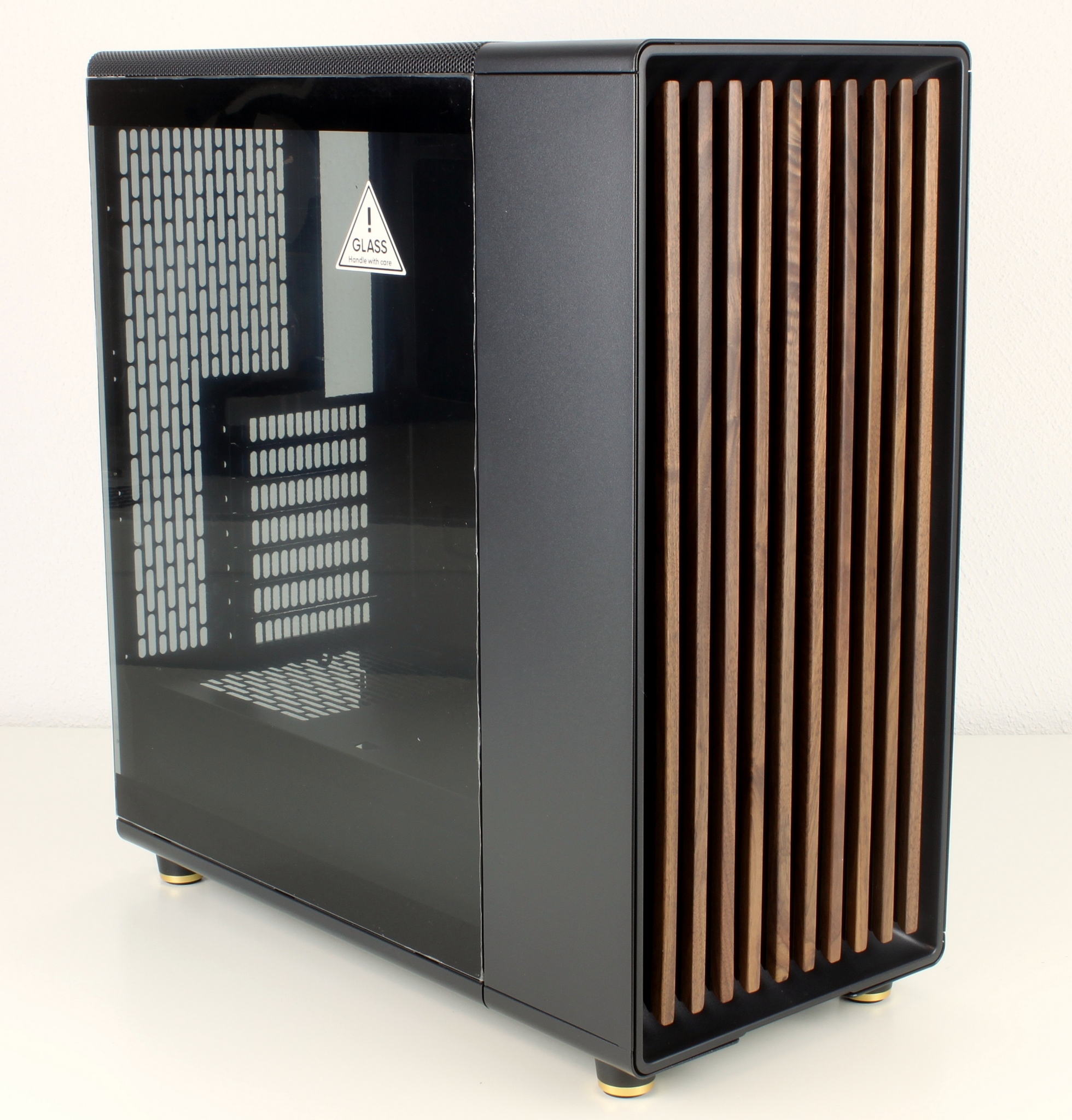 FRACTAL DESIGN North Review - Noble midi tower with wood applications  creates a whisky lounge feeling