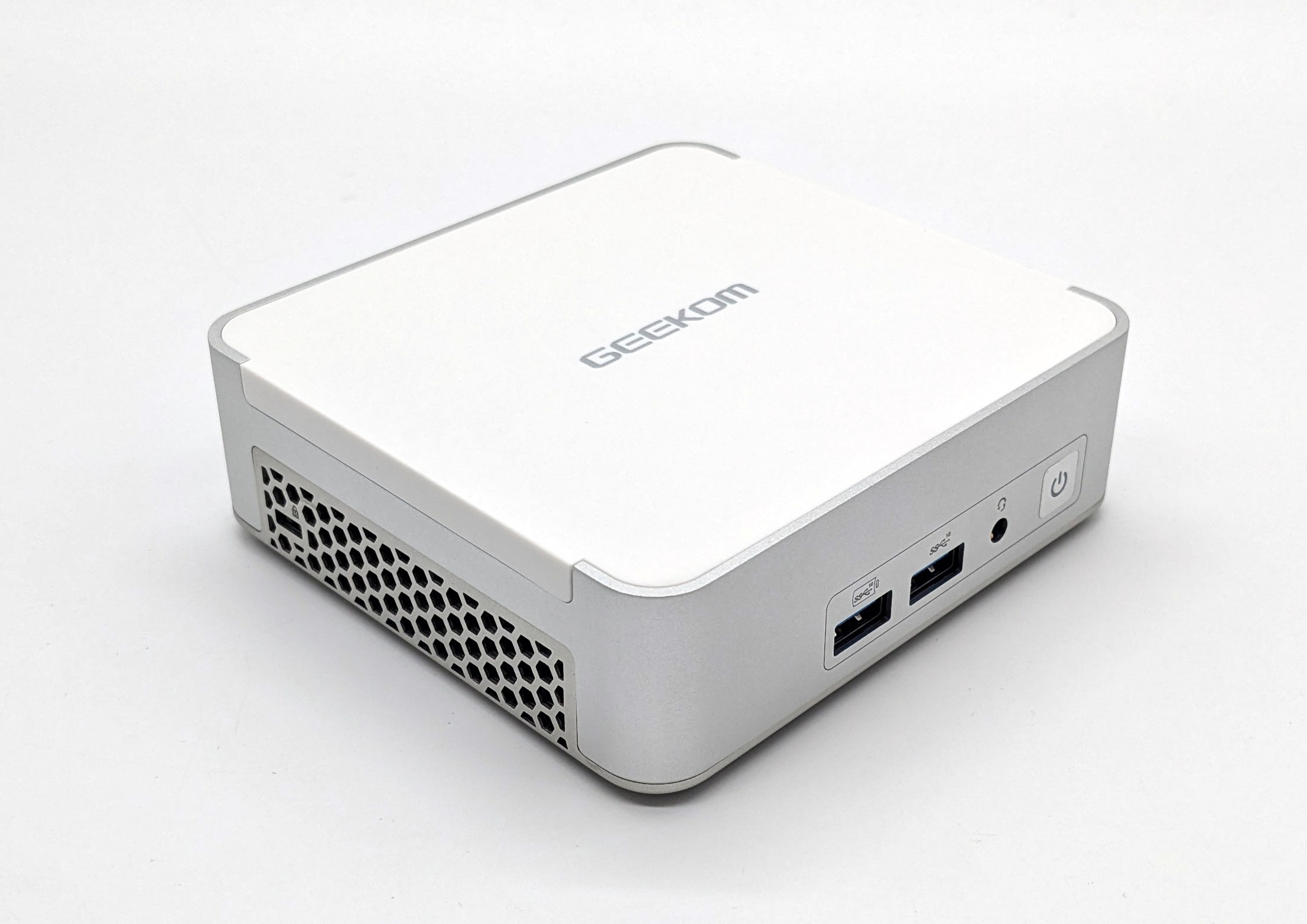 Geekom XT13 Pro Mini-PC review - An i9-13900H, new case design and forgotten SD cards